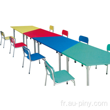 Chaise et table d&#39;enfants de meubles d&#39;usage à la maison de jardin d&#39;enfants